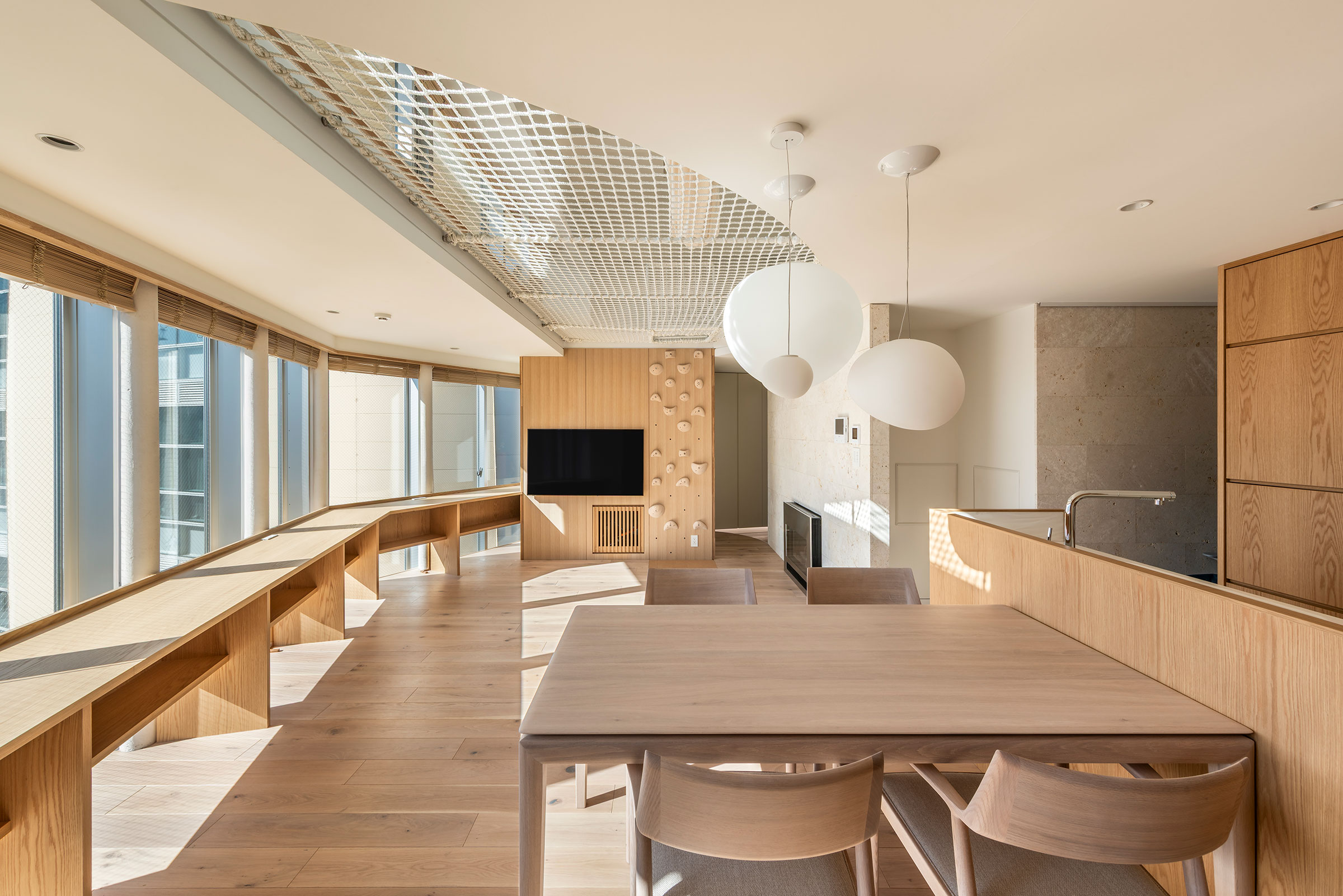 8樓住宅區域，自餐廳望向客廳 ©Tororo Studio 中村 Mayu