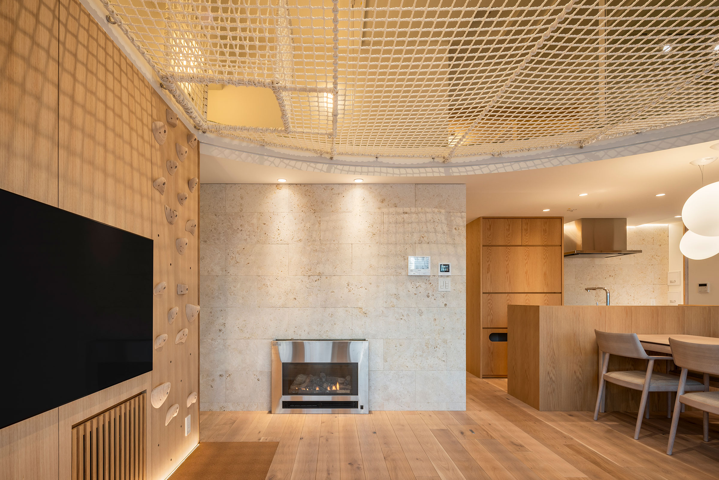 8樓住宅區域，正面為客廳，右前方為餐廳，右後方為廚房 ©Tororo Studio 中村 Mayu
