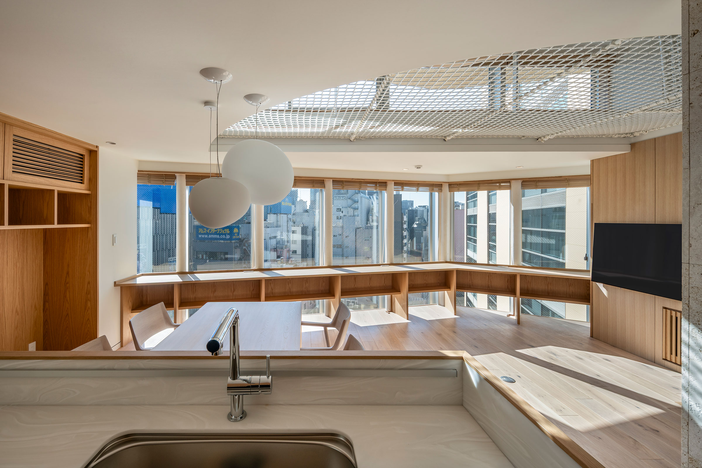 8樓住宅區域，自廚房望向餐廳與客廳 ©Tororo Studio 中村 Mayu