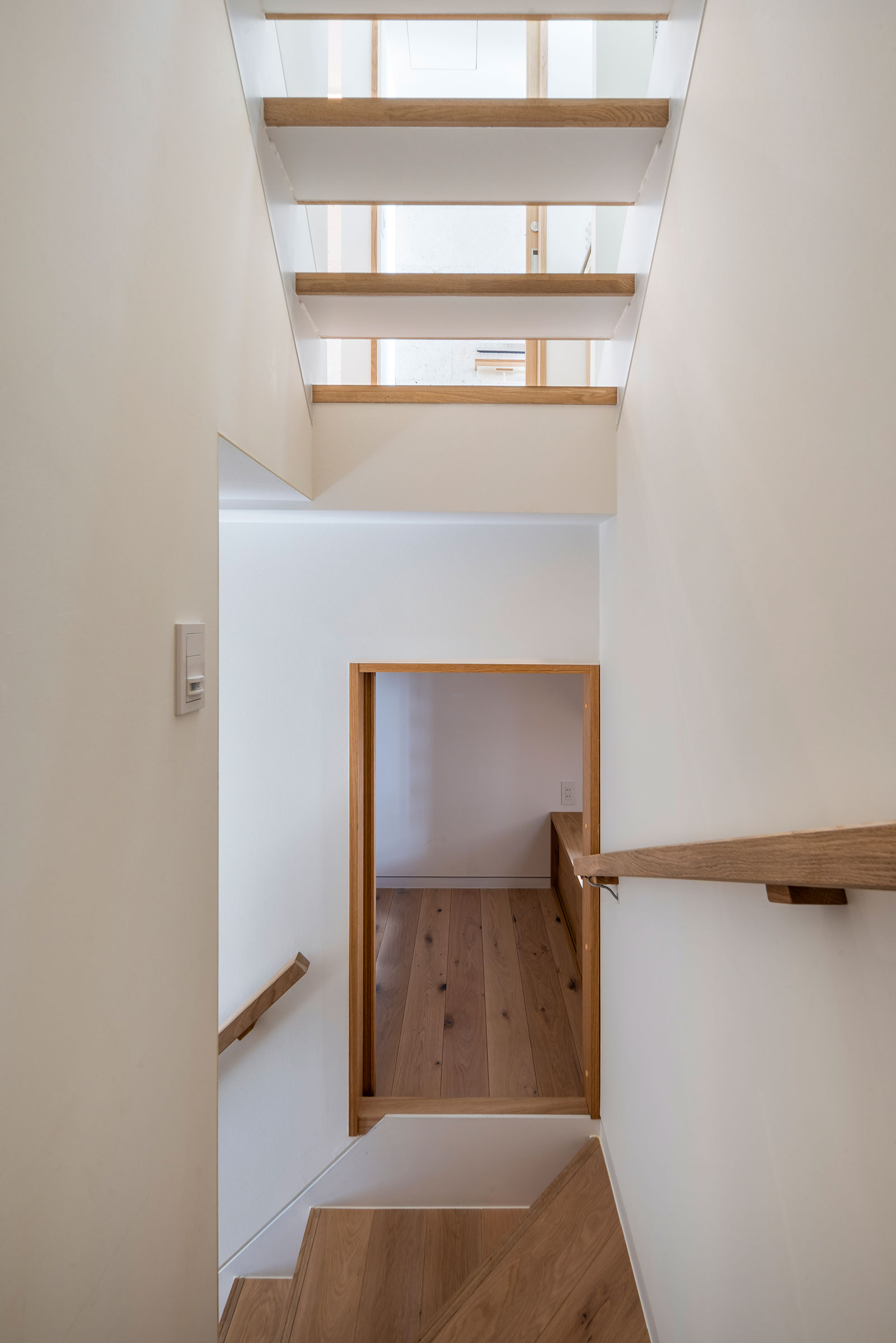 通往8樓至7樓的室內樓梯與住宅區域，朝向7樓北側夾層望去 ©Tororo Studio 中村 Mayu