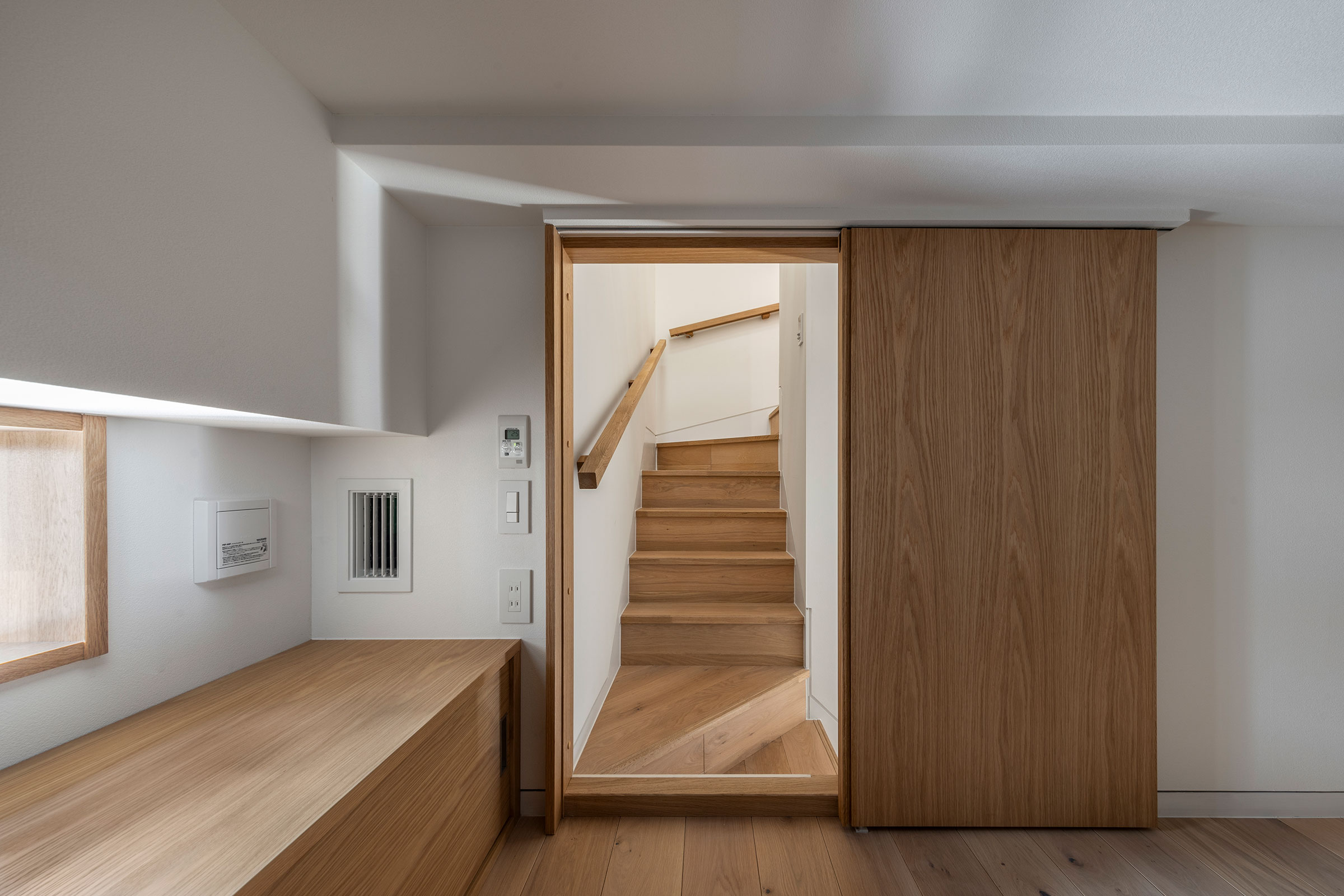 7樓夾層與住宅區域，自北側夾層望向樓梯方向 ©Tororo Studio 中村 Mayu
