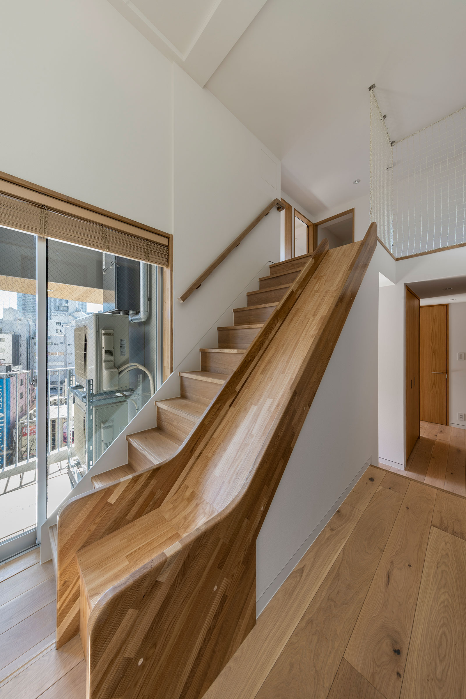 7樓住宅區域，自走廊望向通往南側夾層的樓梯及溜滑梯©Tororo Studio 中村 Mayu