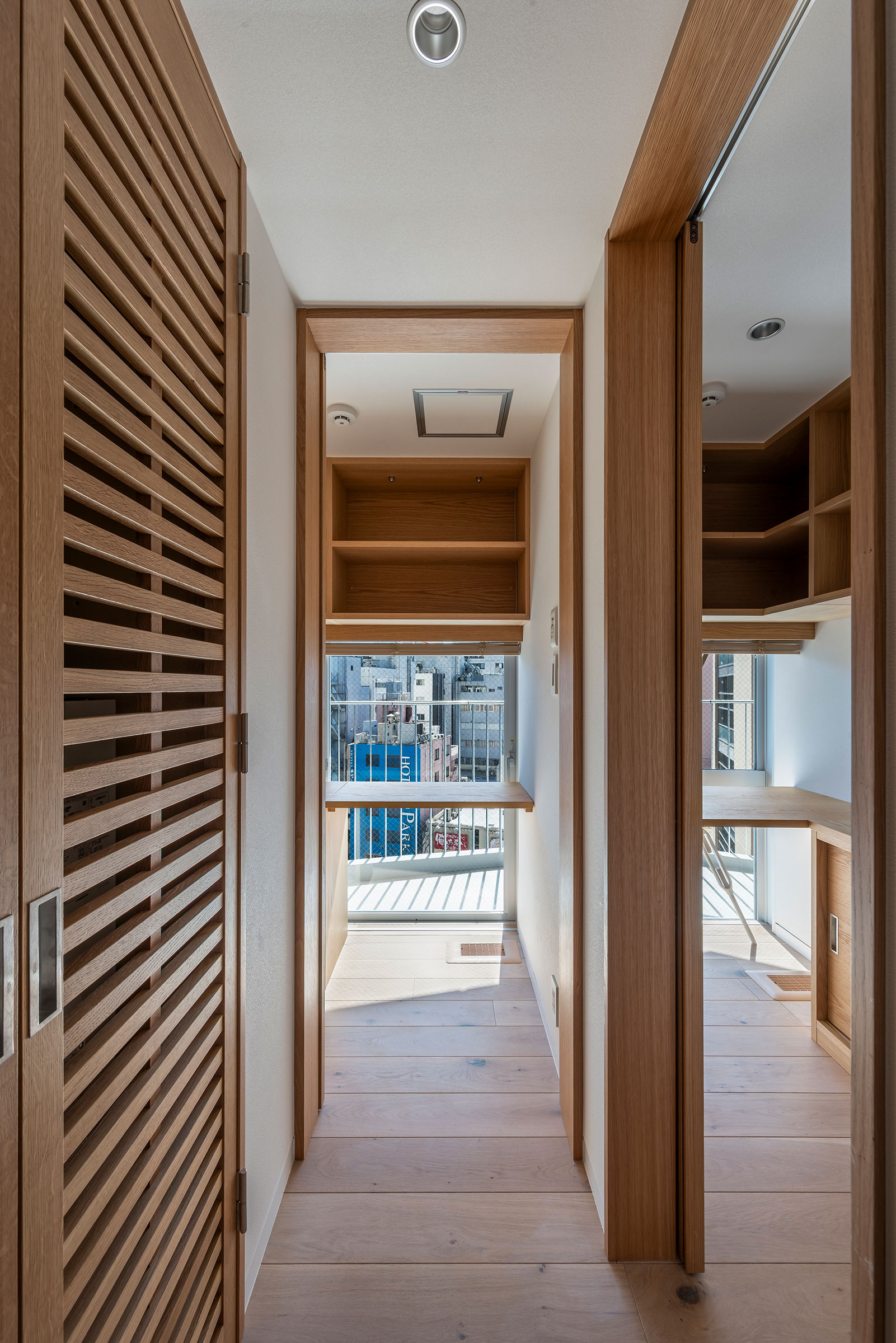 7樓住宅區域，自走廊望向獨立臥室側 ©Tororo Studio 中村 Mayu