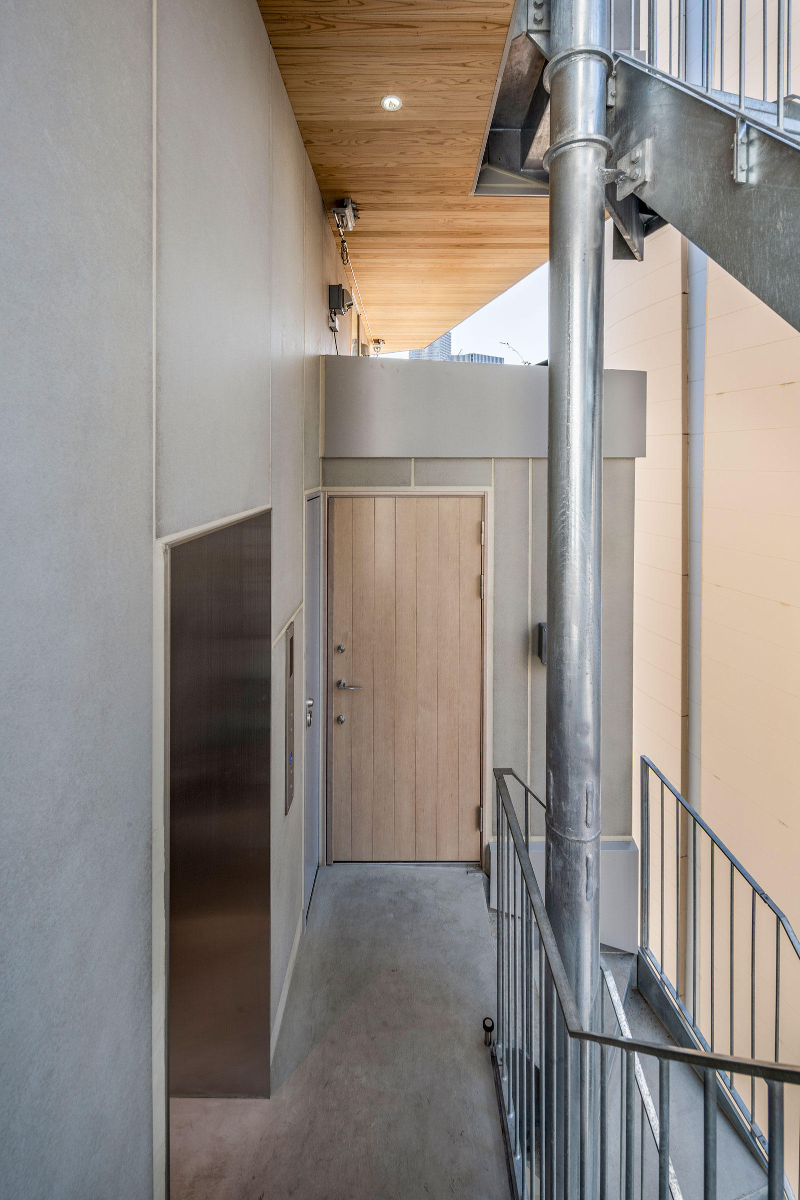 8樓住宅區域，自戶外階梯望向玄關入口門 ©Tororo Studio 中村 Mayu