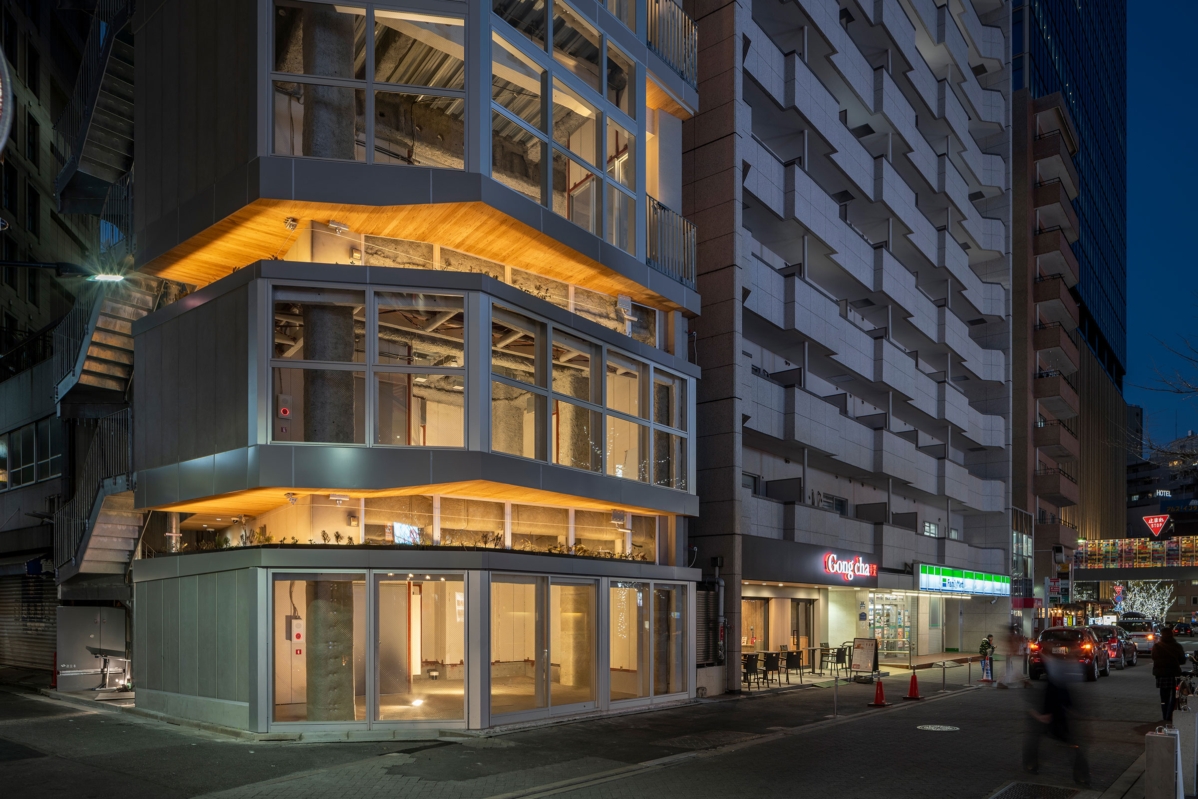 建築外觀，自南側觀察低樓層夜景©Tororo Studio 中村 Mayu