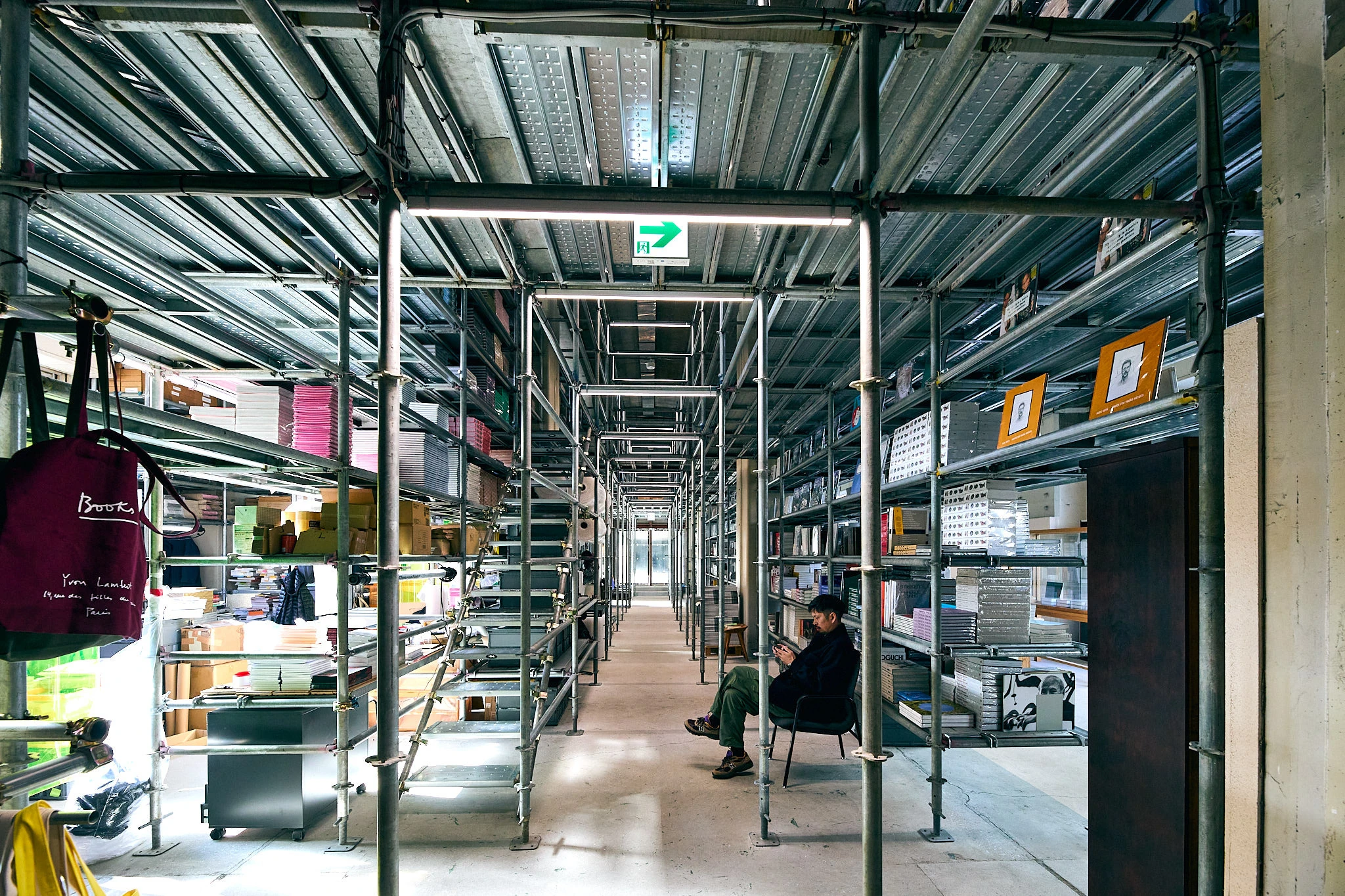 位於高架橋下的SKAC（SKWAT KAMEARI ART CENTRE）地址：東京都葛飾區西龜有3丁目26-4