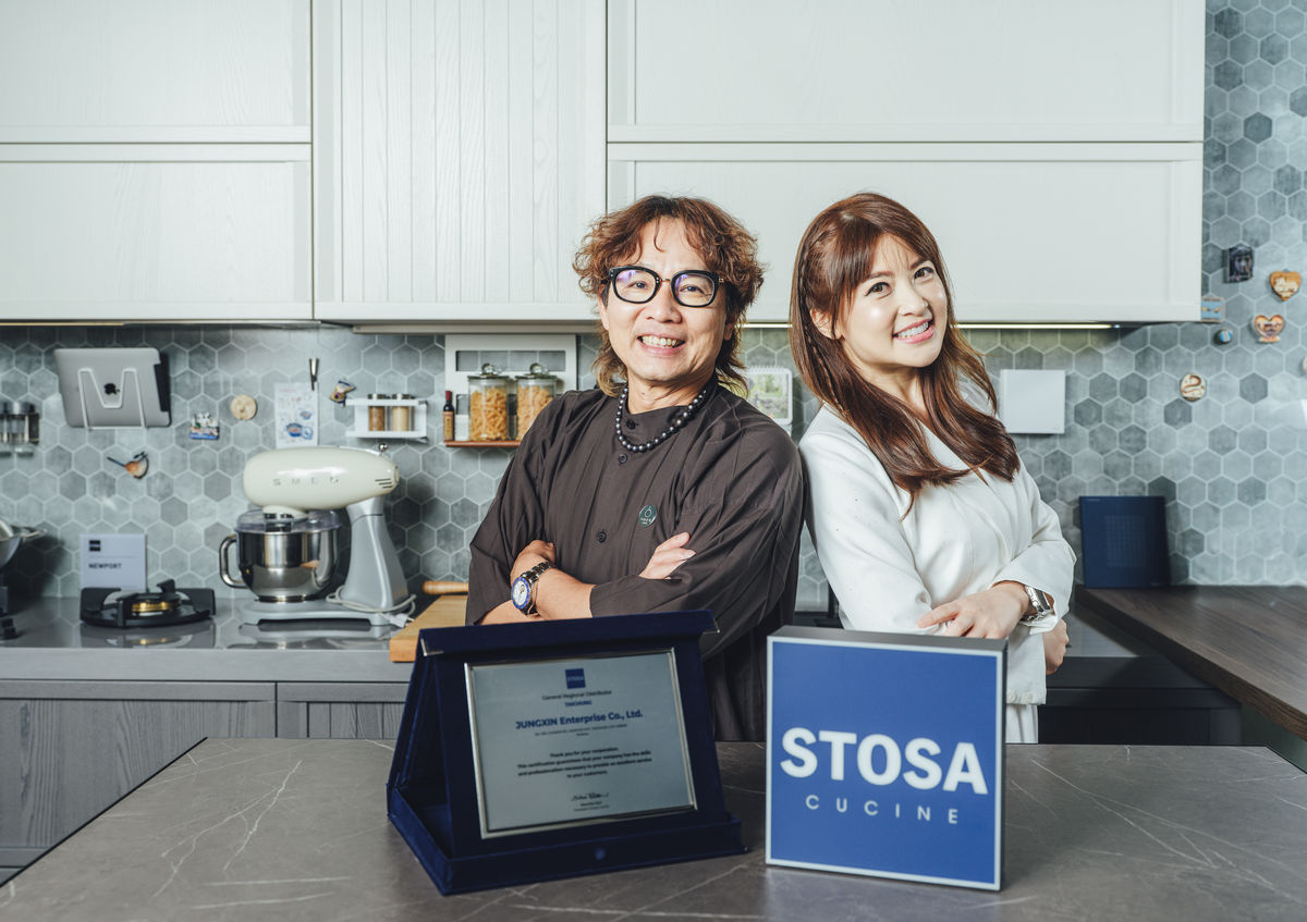 前知名主播陳海茵與中歆企業陳福臺(Tiger虎爺)於 STOSA 廚房空間合影,從對「家」的想像出發,延伸義式生活美學與現代家庭生活的連結,體現中歆對理想廚房與生活方式的思考 前知名主播陳海茵與中歆企業陳福臺(Tiger虎爺)於 STOSA 廚房空間合影,從對「家」的想像出發,延伸義式生活美學與現代家庭生活的連結,體現中歆對理想廚房與生活方式的思考